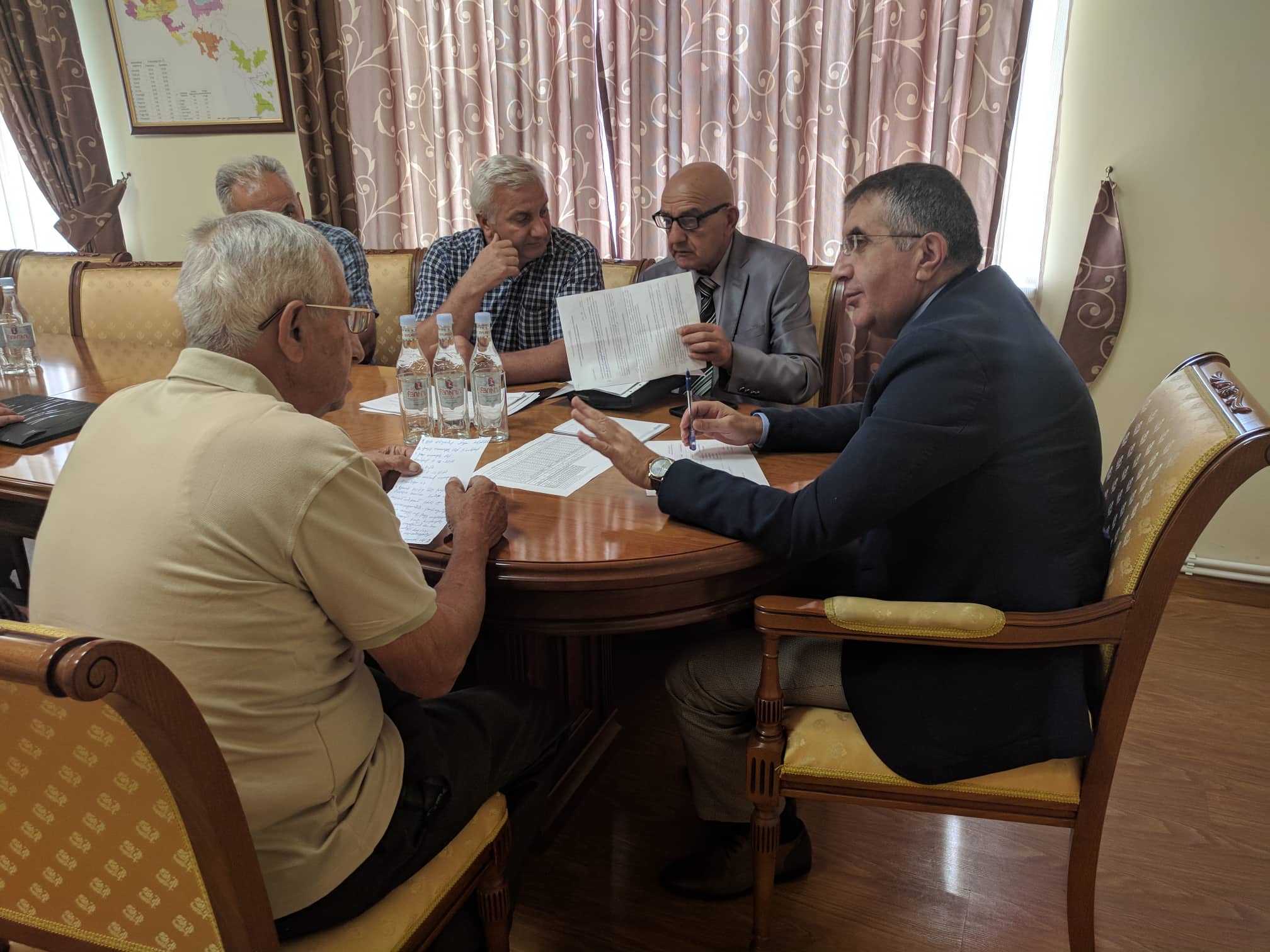 Ջրային կոմիտեի նախագահը քաղաքացիների հետ հրատապ հարցեր է քննարկել